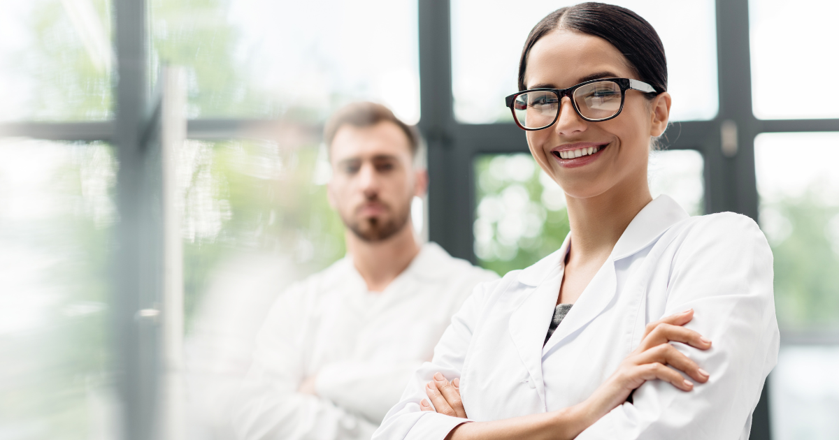 Praca w laboratorium medycznym. Jak rozpocząć i rozwijać karierę?