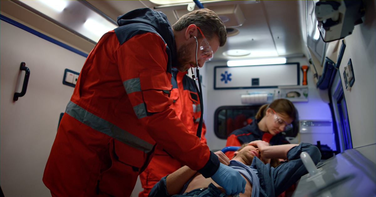 Ratownik medyczny w służbach ratunkowych. Oferty pracy oraz perspektywy zawodowe